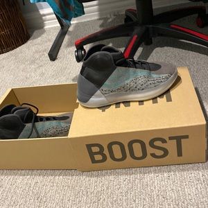 Yeezy QNTM ver good condition with box